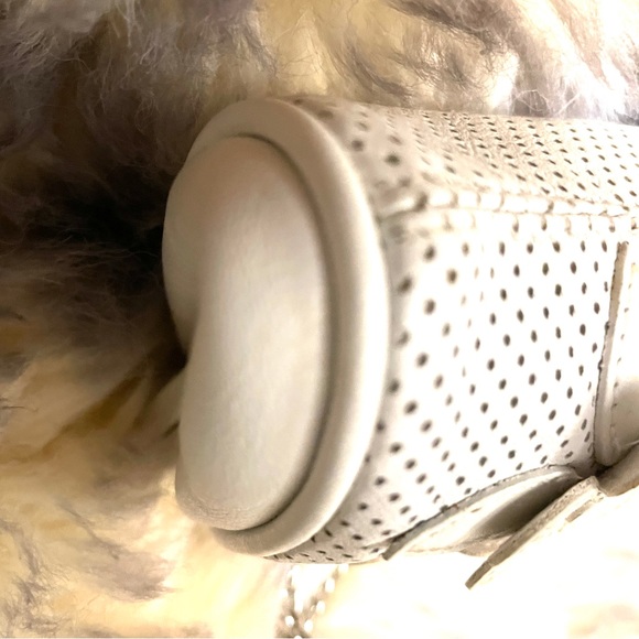 Isabella Fiore Small baby soft white clutch with 3-3D flower’s on the front 🌸 - Picture 11 of 11